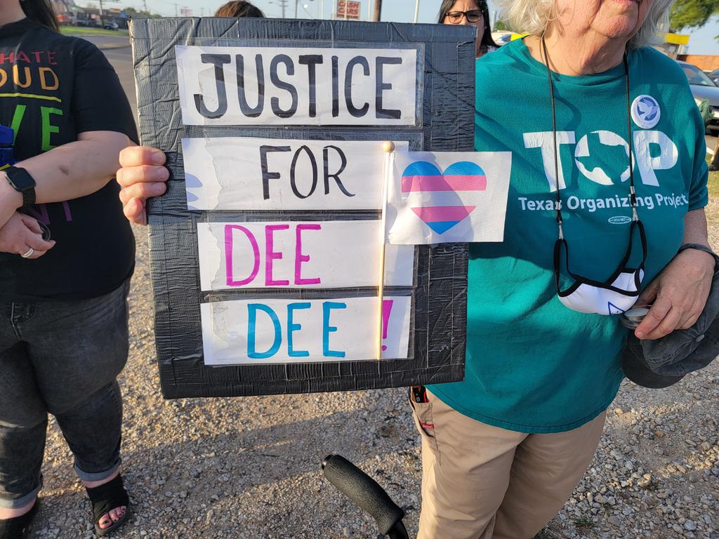 jonanuevayork's tweet photo. At the #JusticeForDeeDee vigil in Dallas, TX https://t.co/TaGmevILHU