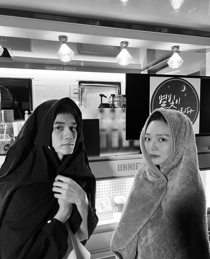 esomfiles's tweet photo. #YooAhIn sent them a food truck ^^

#Esom #OngSeungWoo #StartlightIsFalling https://t.co/5DILQItQ4o