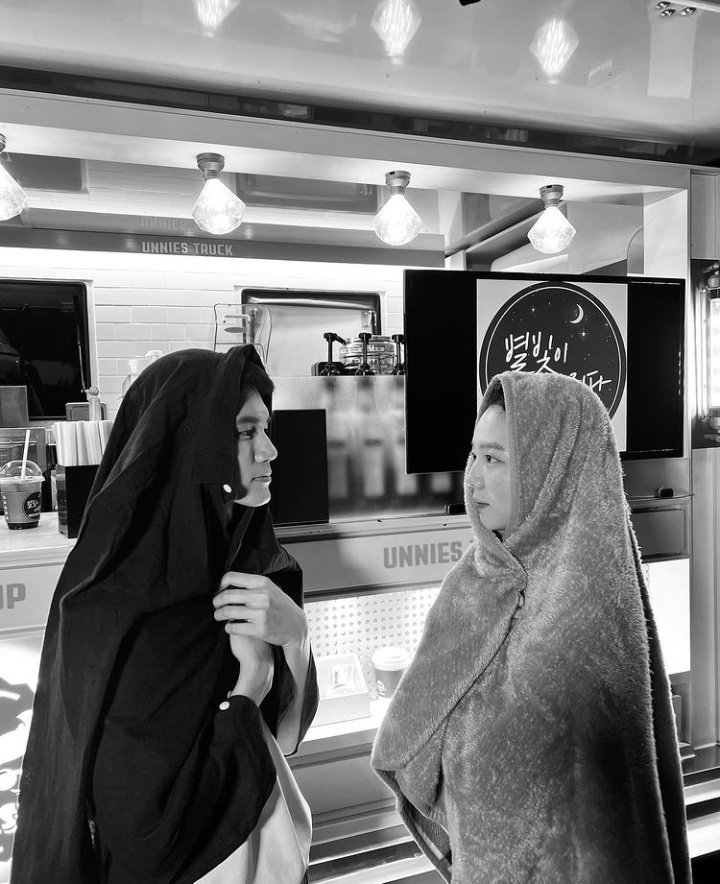 #YooAhIn sent them a food truck ^^

#Esom #OngSeungWoo #StartlightIsFalling