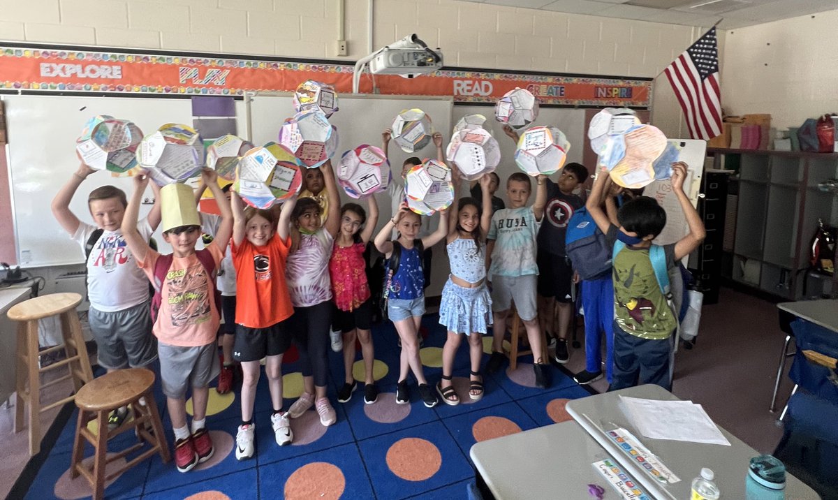 ms_devitto's tweet photo. Beach ball book reports complete ✅ The kids had the best time making these (and watching me use all my staples) 🤣😅 @RobertsvilleES @MTPSNJ #thirdgrade https://t.co/Ir4kwNLreT