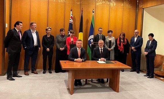 Historic moment today with ACF joining the Business Council, Aust Industry Group, ACTU and others to witness Albo and Chris Bowen signing the letter informing the IPCC of our upgraded 43% by 2030 emissions reduction target.