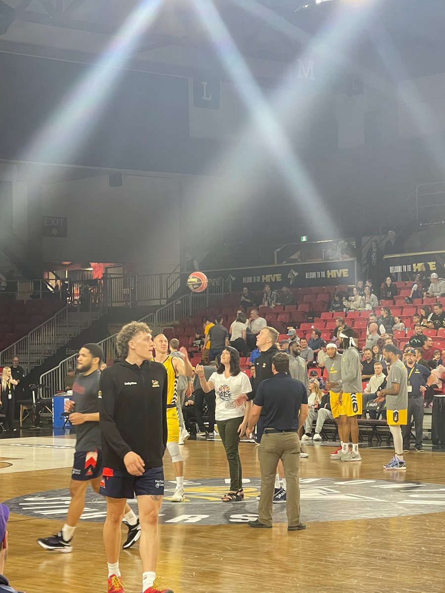Our very own Jess Murray kicked things off with the ceremonial tip off! <a href="/ED_Stingers/">Edmonton Stingers</a> #GoStingers #2SLGBTQ