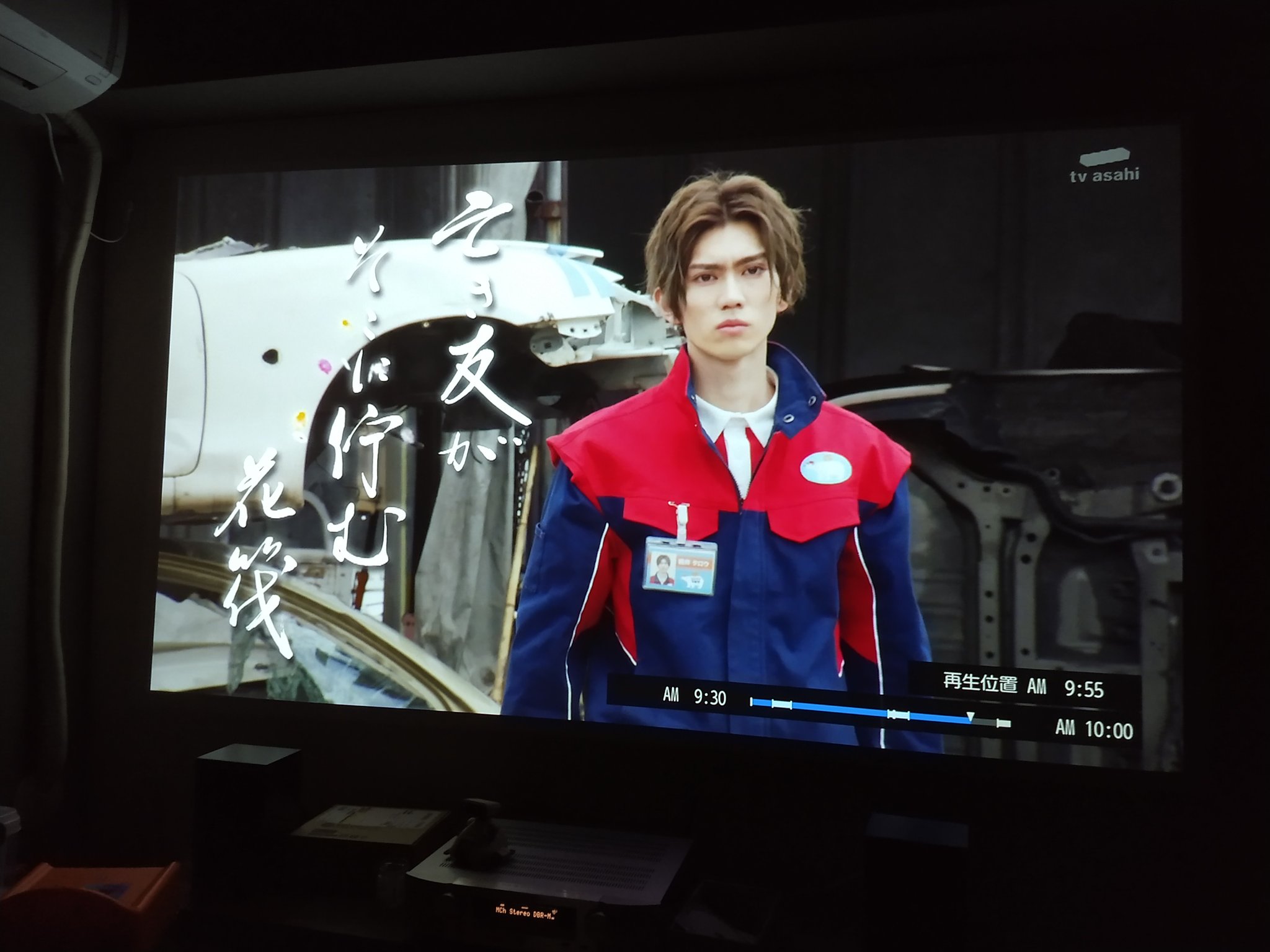 ブルボン小林 暴太郎戦隊ドンブラザーズ サルブラザーの俳句鑑賞 亡き友がそこに佇む花筏 雰囲気はわかる ドンモモタロウが生き返ったことの 驚き を句の中で 言わない のが 下手じゃない とこ しかし 放送６月で季語花筏は遅い なお画面内