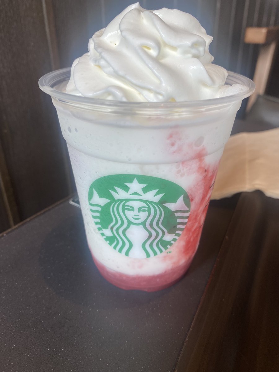 717_luna's tweet photo. ストロベリーフラペチーノ🍓💓優雅な朝ごはん💓✨ https://t.co/VgP8TGnP3L