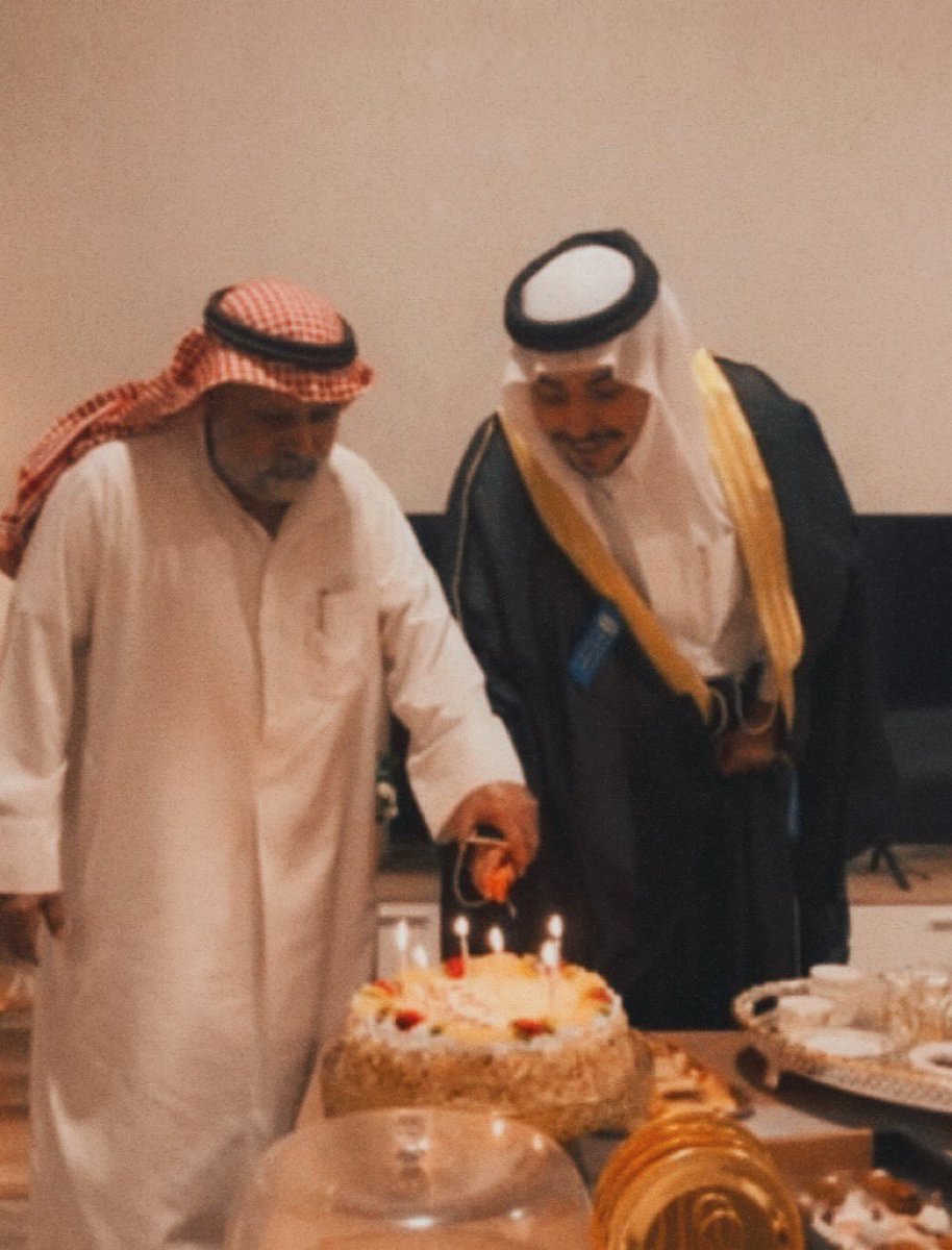 A_li72's tweet photo. ماسلكنا البدايات إلا بتيسره وما بلغنا النهايات إلا بتوفيقه وما حققنا الغايات إلا بفضله تم بحمد الله تخرجي من جامعة الملك سعود من كلية التربية بتخصص فنون أسال الله التوفيق والسداد لي ولجميع زملائي الخريجين❤️❤️🙏🏼 https://t.co/v9AHk6kB3S