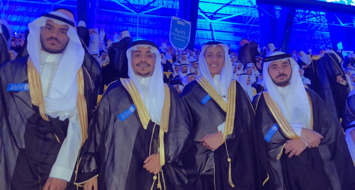 A_li72's tweet photo. ماسلكنا البدايات إلا بتيسره وما بلغنا النهايات إلا بتوفيقه وما حققنا الغايات إلا بفضله تم بحمد الله تخرجي من جامعة الملك سعود من كلية التربية بتخصص فنون أسال الله التوفيق والسداد لي ولجميع زملائي الخريجين❤️❤️🙏🏼 https://t.co/v9AHk6kB3S