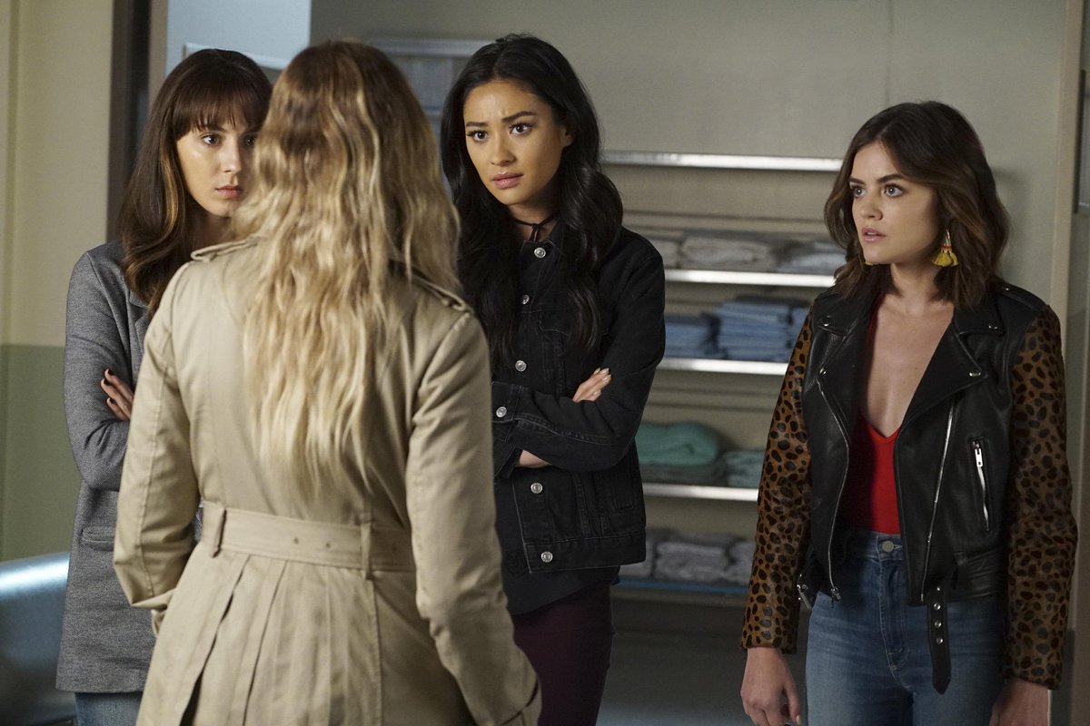 Guitar_Culture's tweet photo. Shay Mitchell &amp; Lucy Hale in #PrettyLittleLiars season 7

#SundayShay #PLL #12YearsOfPLL https://t.co/D3tTU2iAVQ