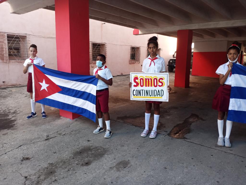 KindelanYare's tweet photo. @DarvelisCarrac3 @DGulbone Reciben nuestros pioneros a los miembros del Secretariado del Comité Central ❤️❤️🇨🇺🇨🇺🇨🇺🇨🇺💯💯💯💯💯 https://t.co/AwBWmYkqx9