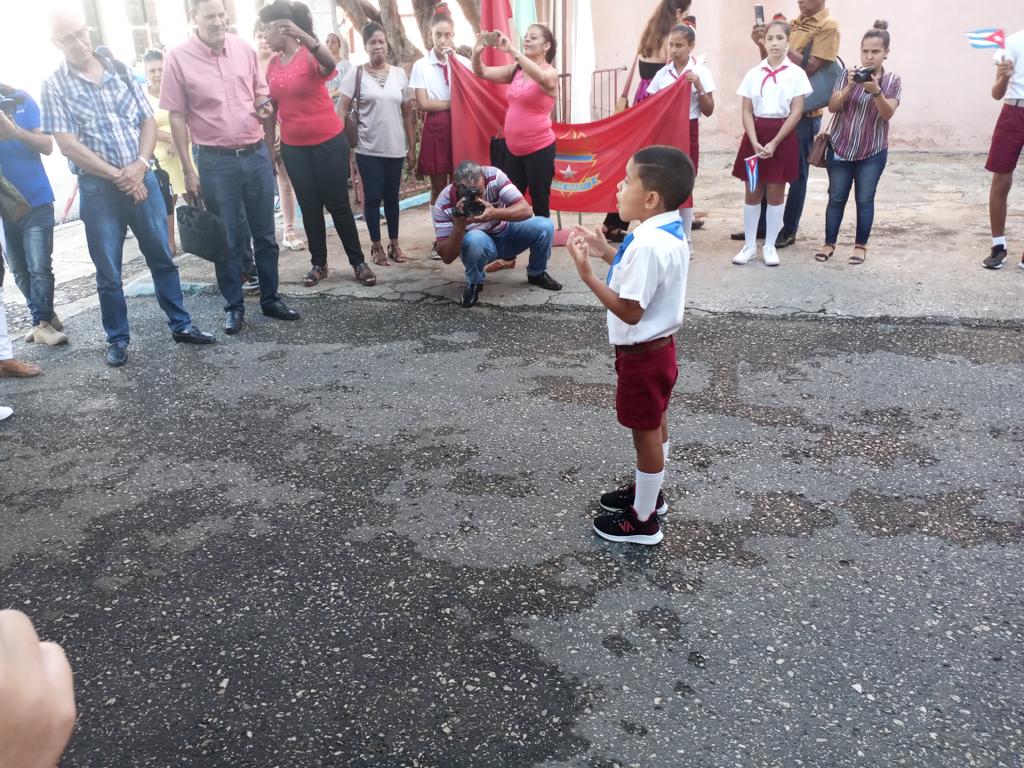 KindelanYare's tweet photo. @DarvelisCarrac3 @DGulbone Reciben nuestros pioneros a los miembros del Secretariado del Comité Central ❤️❤️🇨🇺🇨🇺🇨🇺🇨🇺💯💯💯💯💯 https://t.co/AwBWmYkqx9