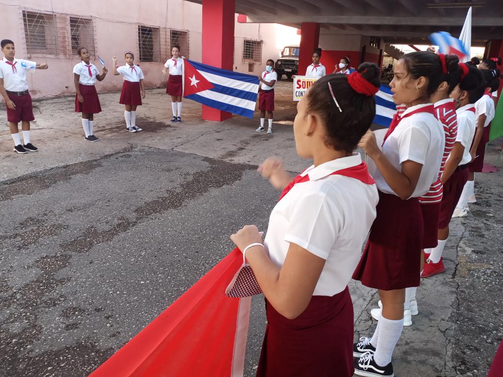 KindelanYare's tweet photo. @DarvelisCarrac3 @DGulbone Reciben nuestros pioneros a los miembros del Secretariado del Comité Central ❤️❤️🇨🇺🇨🇺🇨🇺🇨🇺💯💯💯💯💯 https://t.co/AwBWmYkqx9