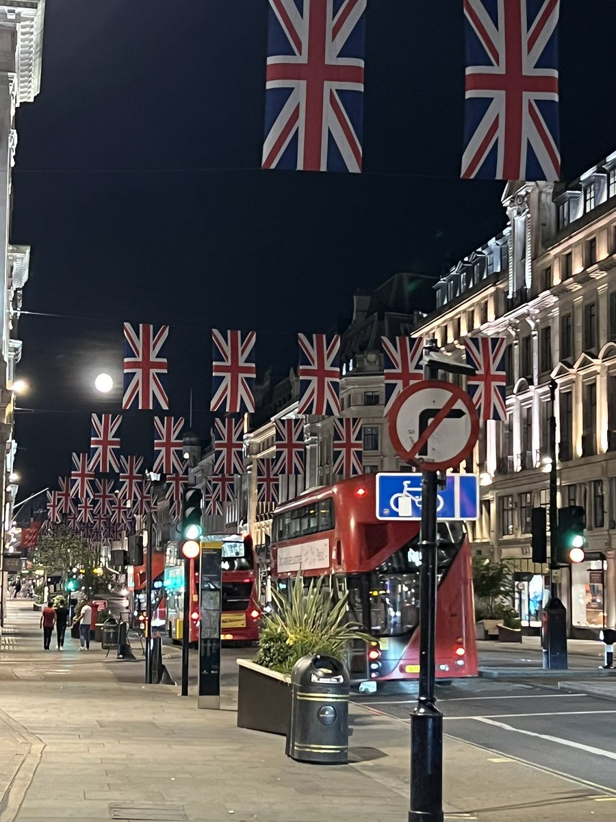 Full moon on Oxford Street was pretty spectacular tonight 

But also, holy flags...
