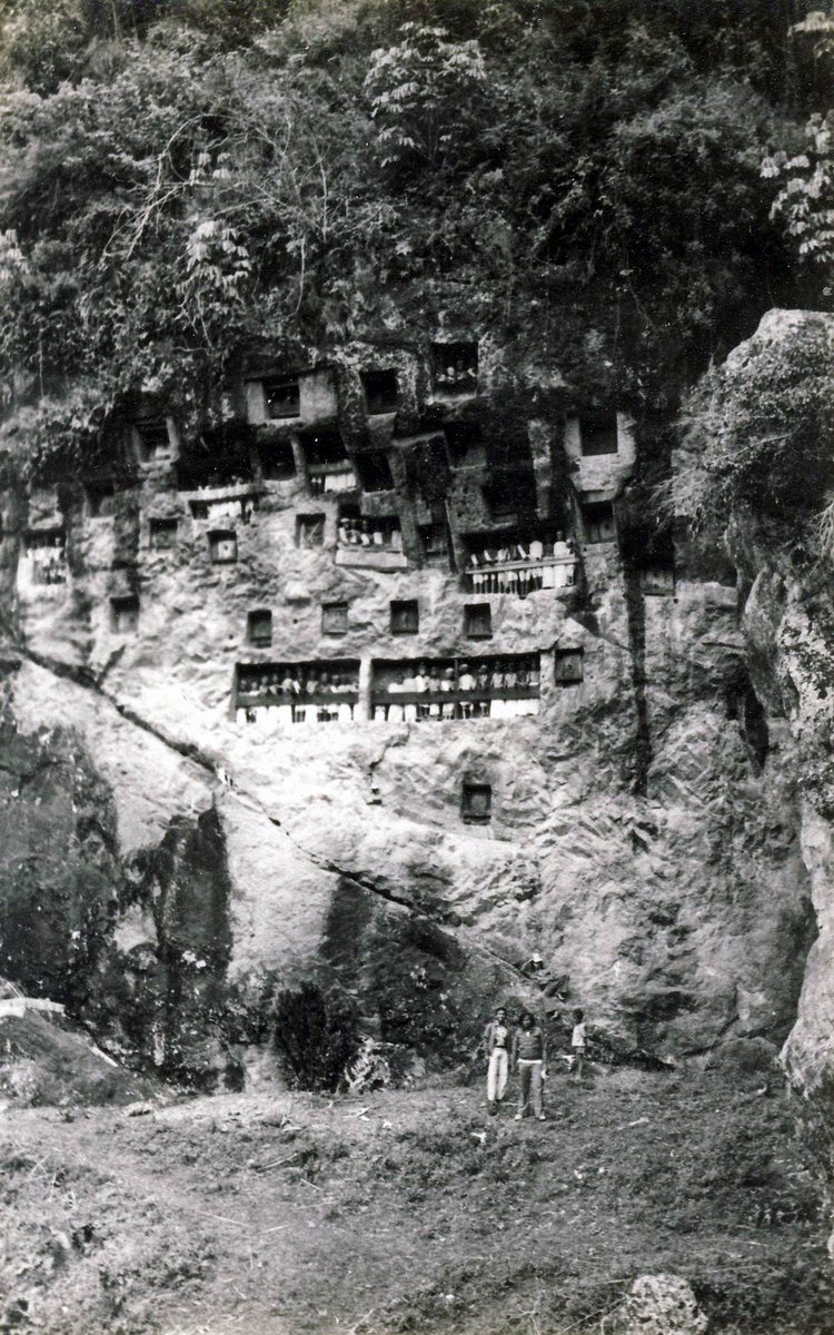 statues of nobles in Toraja