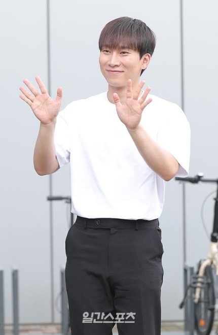btob_info's tweet photo. Eunkwang recording for Knowing Bros today!

@OFFICIALBTOB #BTOB #비투비 #SEO_EUNKWANG #서은광 https://t.co/irBPXlsQBe