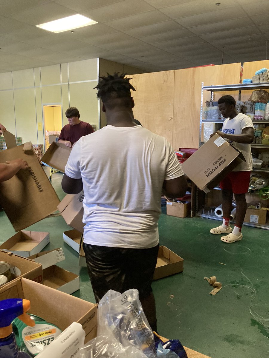 CoachBennett32's tweet photo. Had some Red Devils do some community service at a local community agency after our youth camp this morning. Proud of our guys! @clinton_devil @CoreyFountain6 #FamilyOnOne #GBR https://t.co/Q19dMeM0MX
