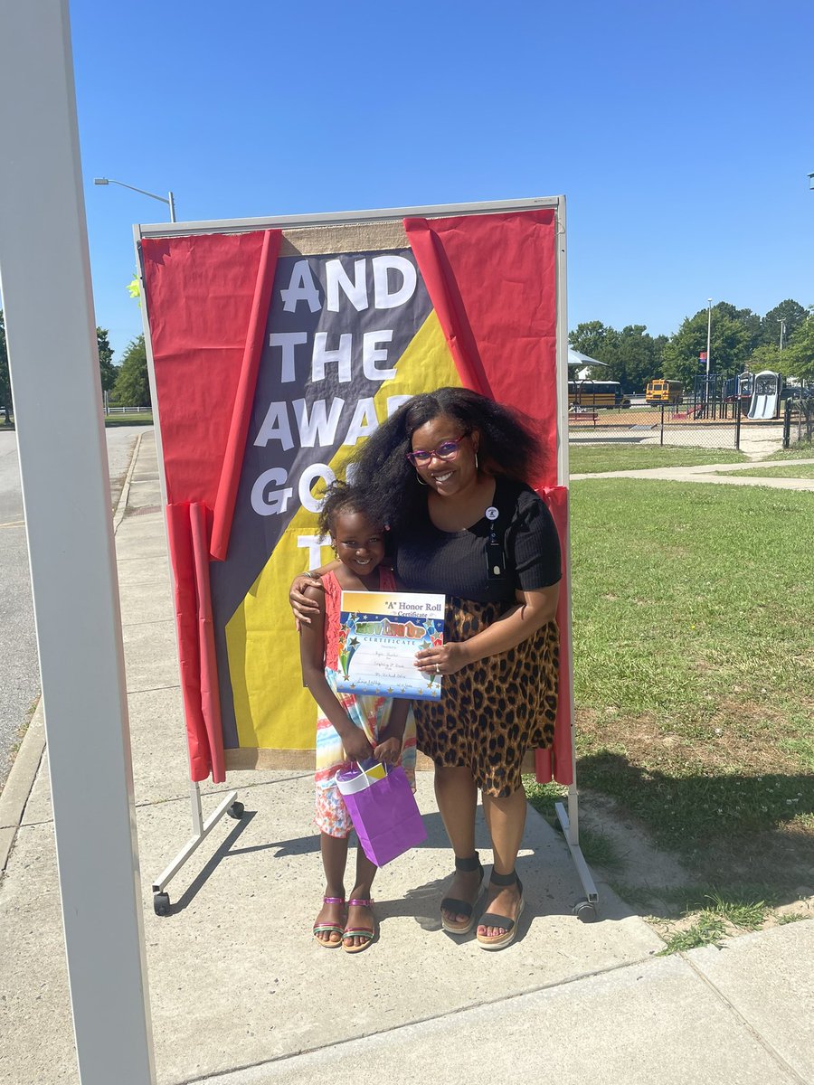 jlars013's tweet photo. @SufVAschools’ Virtual First Grade Teacher housed at @CESg8trs, LaToya McGriff, was outside in the heat meeting with her students for their Award Drive Thru today!❤️
#BuildingTheBestSPS #SPSBackAndBetter #SPSK12Proud #Gr8G8rs #GrowingGreatGators #UR1Gr8G8r #FirstGradeRocks https://t.co/aNFHJtk103