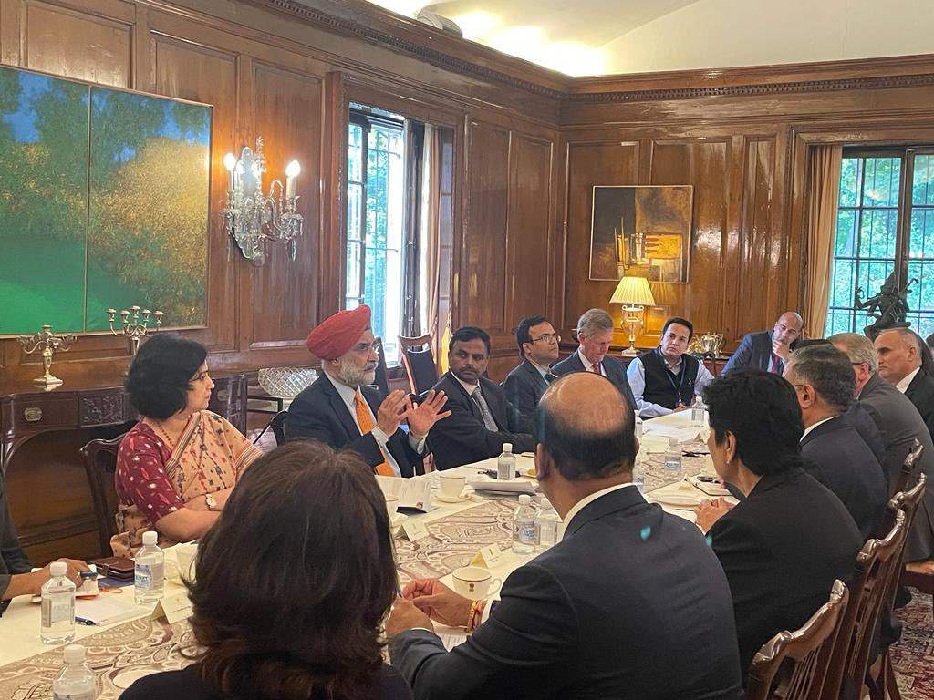 SandhuTaranjitS's tweet photo. 🇮🇳🇺🇸creating virtuous cycles of prosperity!

Had a fruitful conv w leading industry majors invested in #India- AMCHAM on strengthening ties in energy, digital &amp; tech, health, &amp; strategic areas. The India -US economic p’ship creates jobs, drives innovation &amp; spearheads growth! https://t.co/rqLKuntNh7