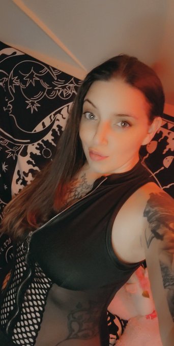 Cum play its hump day https://t.co/IVEARx19Rh https://t.co/zVgHQ45IBM