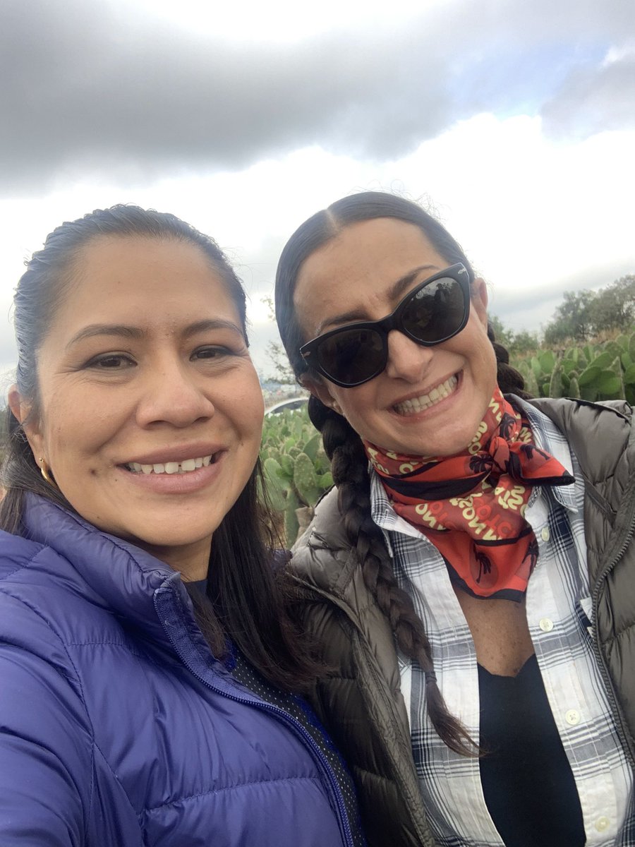 magalitit's tweet photo. Hoy recibimos en #MilpaAlta a @lulachef, aprendimos a limpiar nopales, hacer tortillas y nixtamal y visitamos la fábrica de @moledonluis tú también #VisitaMilpaAlta, agenda tu recorrido en @Rutadelamilpa 😎🌵 https://t.co/zN20IRmfQQ