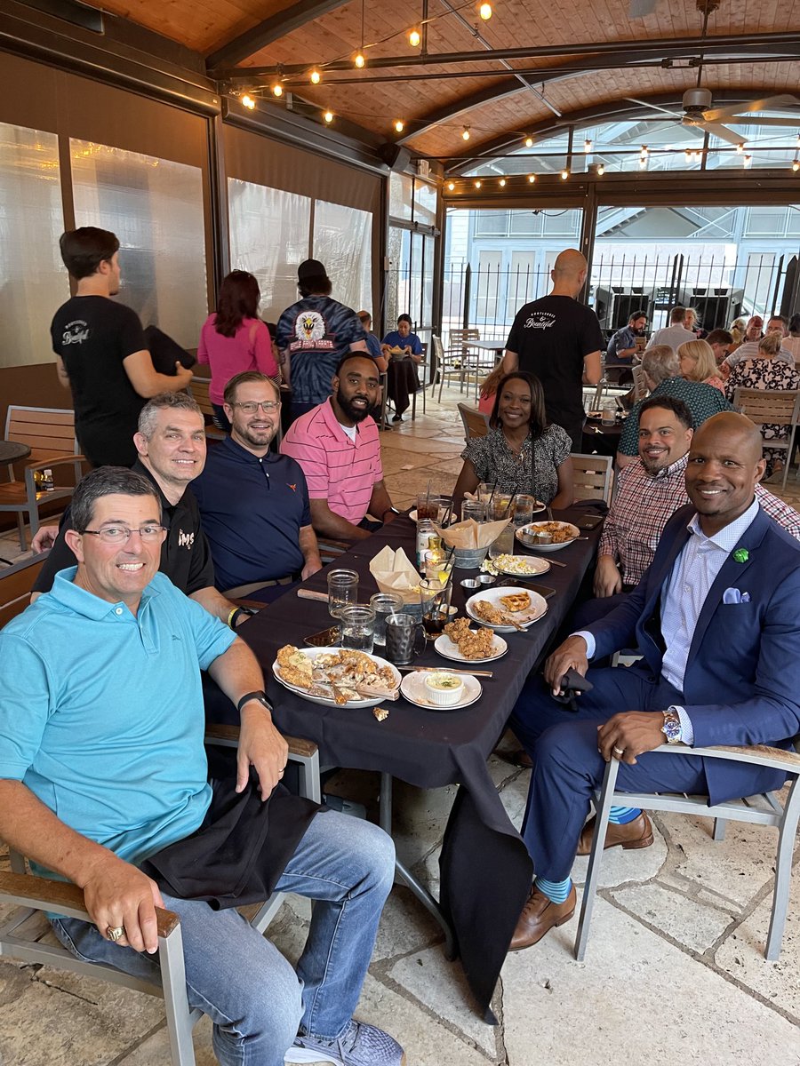 Very thankful for this amazing group of principals!  Wish the entire team could have made the TASSP conference, but we are better for this opportunity to learn and bond as a team!  #TeamofTen ⁦#MiddleSchoolRocks @HumbleISD⁩