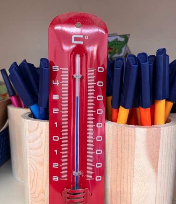 afaitaca's tweet photo. 🥵31ºC a les 9:00 del matí! #SensCouenElsFills #ProuDesmaisALesAules

Sr. @JosepGCambray, quan trigaran les desgràcies? Fa dècades que les escoles pateixen aquest problema, @educaciocat @consorciedubcn no posa recursos suficients i posa problemes a les solucions de les AFAs 😤😡 https://t.co/aiiIILhAJq