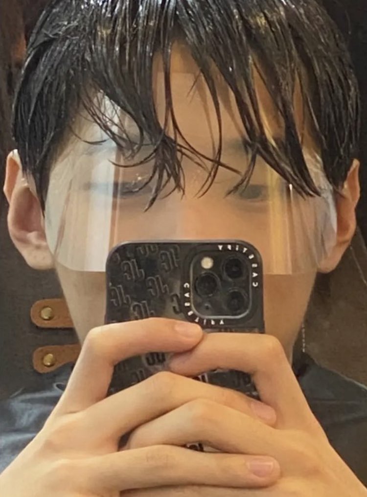 다시보니 도라이가 될것만같구나 그러니까 이게 미용실셀카를 가장한 연애 티내기및 커플템 자랑이라고