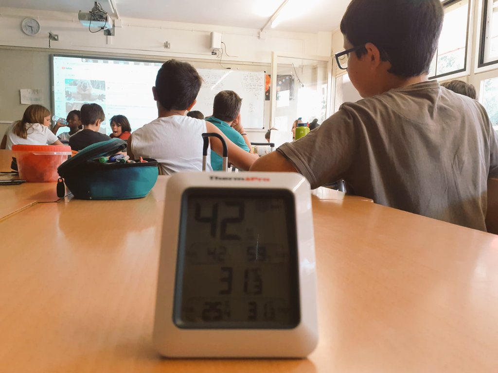 JoanGuardiet's tweet photo. Ara mateix les aules a @Escola_Lavinia estan a 31.3 graus. Les escoles i instituts són els únics edificis públics sense climatització. Cal una solució! #SensCouenElsFills #ProuDesmaisALesAules @educaciocat https://t.co/eKBaTPa58k