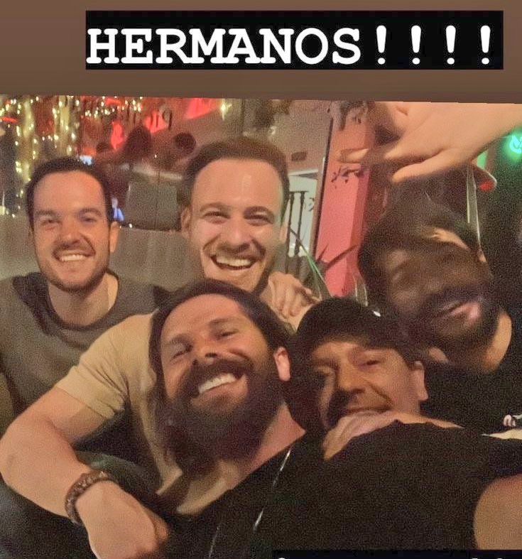 LoperzDuque's tweet photo. Me dispongo a comenzar la guardia del #jueves y #boommm💥 me encuentro a #KeremBürsin cn matrícula de honor en grado1 de español, de fiesta cn sus hermanos #Cepeda incluido😂
Se han bebido el agua de los geranios y st contando kien es su #Amanim🤭
#Risas señores cn el panorama😂 https://t.co/0IYmy3svD8