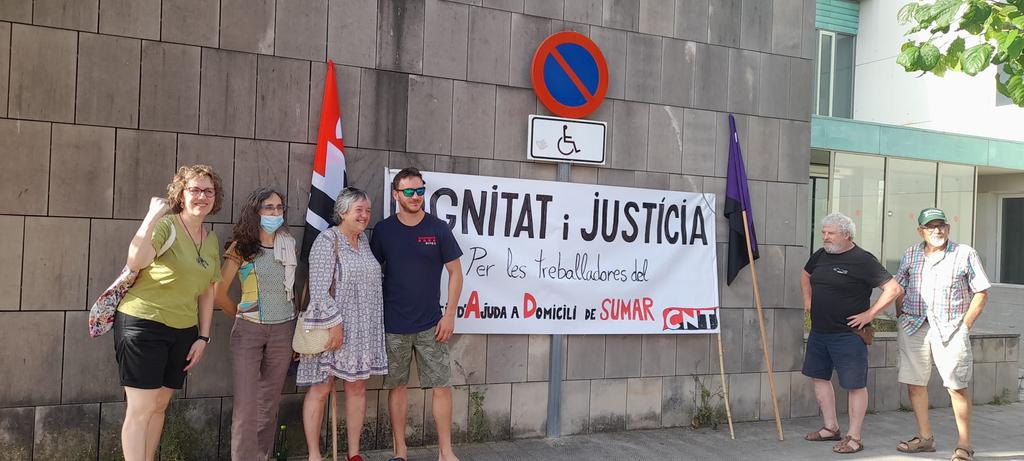 cntolot's tweet photo. SOLIDARITAT | Aquest matí s'està celebrant el judici a una companya de @SUMAR_ASC per reclamar que se'ls reconegui el quilometratge i temps des del primer servei fins al darrer.
Com no pot ser d'altra manera, tot el suport des del sindicat. 
AMUNT AMB LES QUE LLUITEN! https://t.co/jU3v9OqUM0