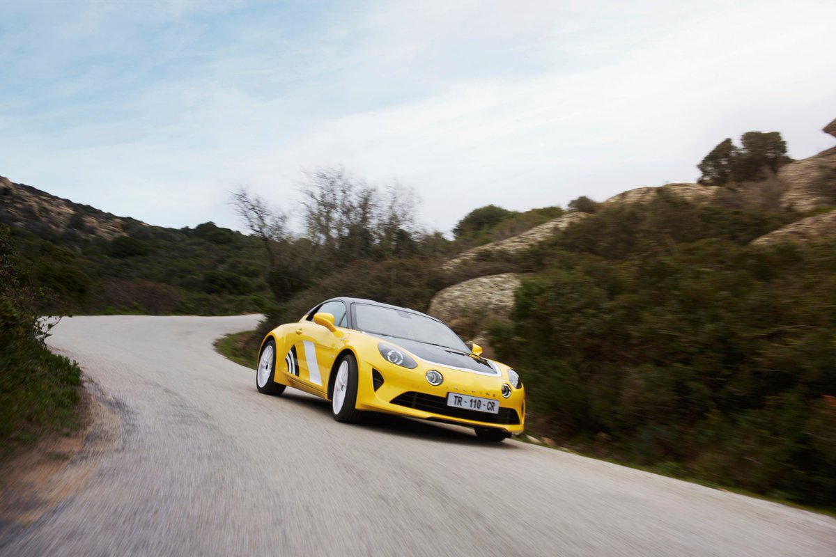Rdesvoitures's tweet photo. La base est jaune, ce qui reste rare pour une Alpine, avec un marquage spéciale, reprenant la déco d'époque. #AlpineA110 #AlpineTDC75 https://t.co/mS5Vd131Nn