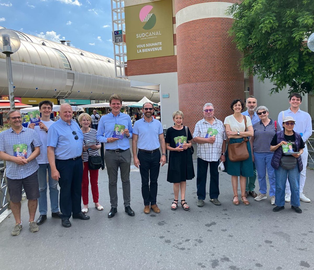 charlesrodwell_'s tweet photo. 🇫🇷 Union républicaine avec @MerckaertL, maire de @VilleMontigny78, et notre formidable équipe, hier sur le marché.

🗳 Un objectif : mobiliser pour dimanche !

🤝 Merci à Lorrain Merckaert, Nicolas About, @LaugierMichel et Jean-Luc Ourgaud pour leur soutien.

#Législatives2022 https://t.co/oJGszckaLK