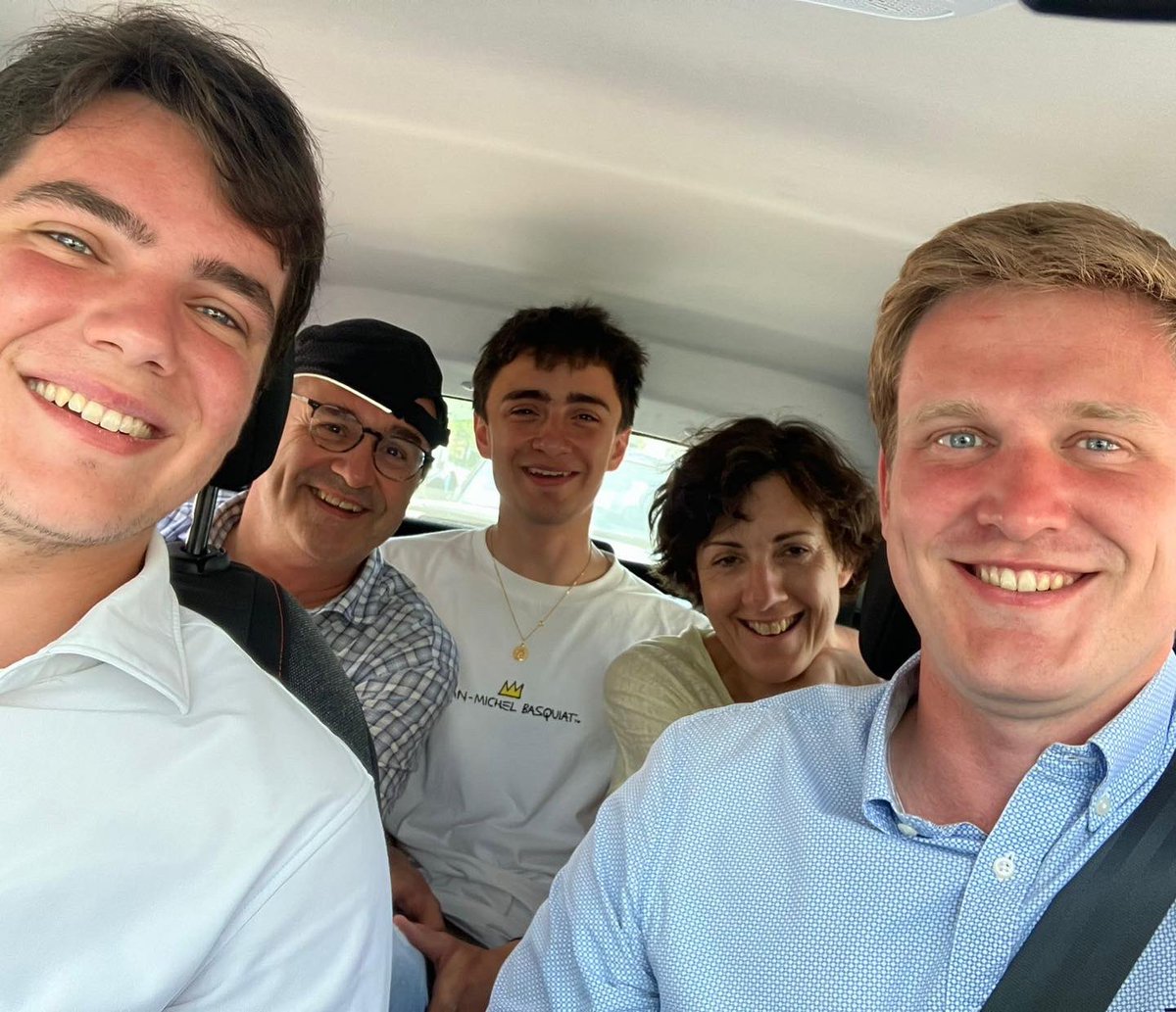 charlesrodwell_'s tweet photo. 🇫🇷 Union républicaine avec @MerckaertL, maire de @VilleMontigny78, et notre formidable équipe, hier sur le marché.

🗳 Un objectif : mobiliser pour dimanche !

🤝 Merci à Lorrain Merckaert, Nicolas About, @LaugierMichel et Jean-Luc Ourgaud pour leur soutien.

#Législatives2022 https://t.co/oJGszckaLK
