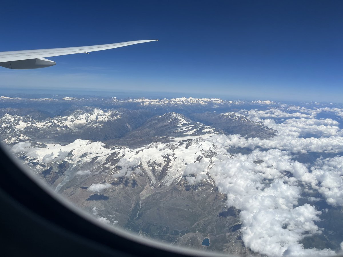 jaimee_maunder's tweet photo. After 22 hours of flying I managed to peep out at the right time 😴 with these beautiful views over the Swiss Alps on the way to Geneva👌🏻 #chsb https://t.co/dEZGtHAePm