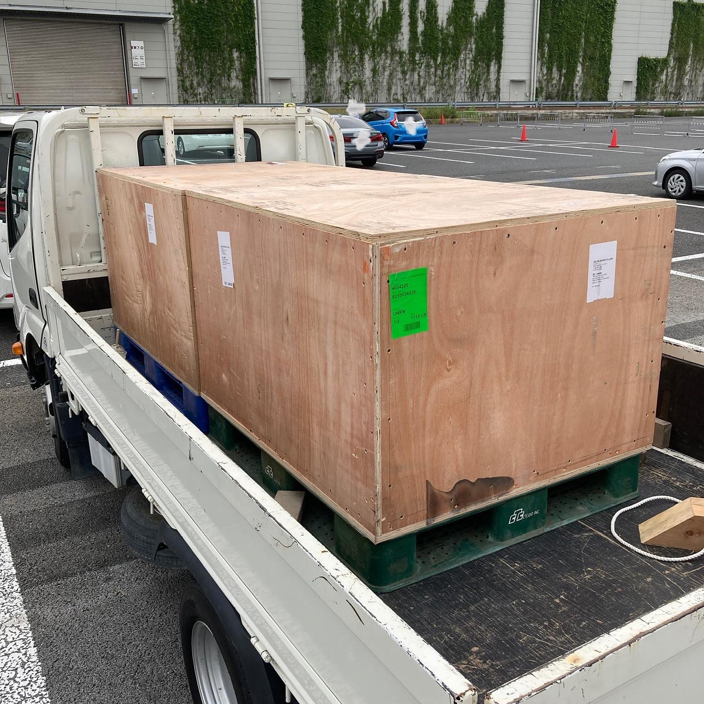 تويتر 宝石探しトレジャーストーンパーク على تويتر 貨物引き取りで また大井埠頭へ Lt Lt Lt 今日の荷物はアメリカ経由で はるばるやって来た モロッコ産ジオード 900kg 重量は軽いが まさかのごっつい木箱入り 駅前のトヨタレンタカーで 2tトラック48時間