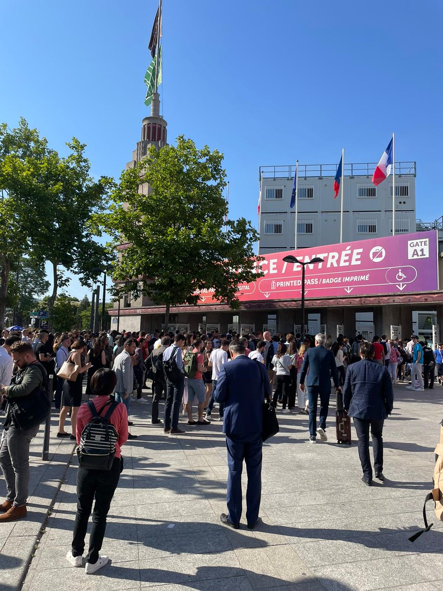 [#VivaMS à #VivaTech] C'est parti pour <a href="/VivaTech/">VivaTech</a> jour 2.

Smartphone chargé, on est prêt à tweeter.

Et si vous préférez nous parler, on vous attend stand F30 (le CM fait encore la queue à l'entrée)