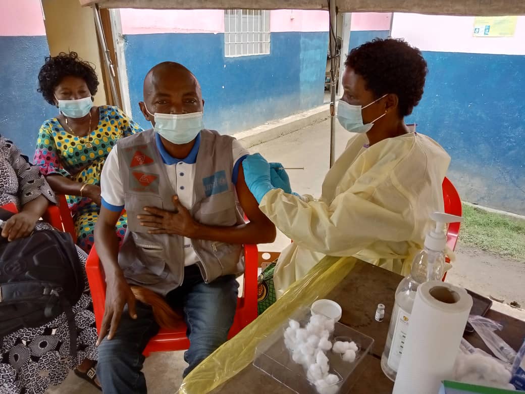 RuthMamba4's tweet photo. Les mesures préventives contre la maladie à virus Ebola (rassemblement)peuvent limiter l'accès aux services SSR,accroître le taux des #IST, #GrossessesNonDésirées et #AvortementsClandestins. La coexistence de cette épidémie avec les problèmes SSR nécessite une prévention combinée https://t.co/2hX09XYc1f