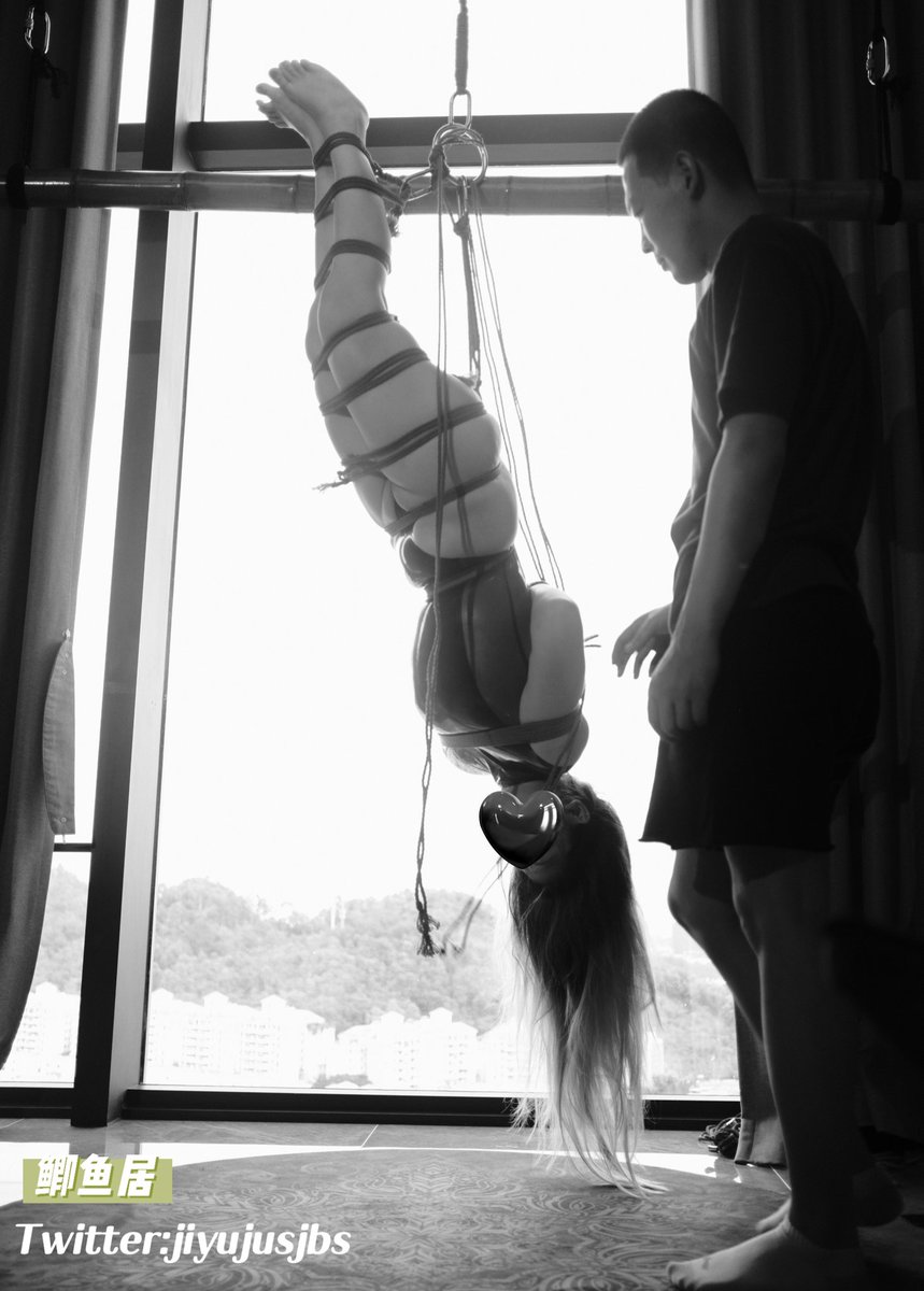 被绑的时候心态崩了，因为这个胶衣勒进了b里(好羞耻好色情），我还没办法整理，还有很多人看着，就心里一直默念，看不见我，看不见我

绳:@JingtouBDSM 
场地:御座 <a href="/xiexiansheng123/">御座工作室</a>