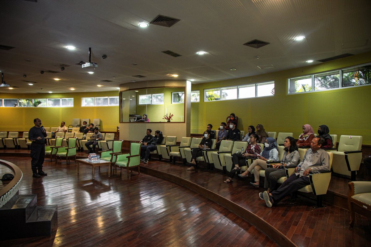 Jembrana (16/06) Pegawai BPISDKP mendapatkan pelatihan penggunaan APAR dan simulasi sistem evakuasi di dalam ruangan oleh perwakilan dari Dinas Kebakaran dan Penyelamatan Kabupaten Badung.