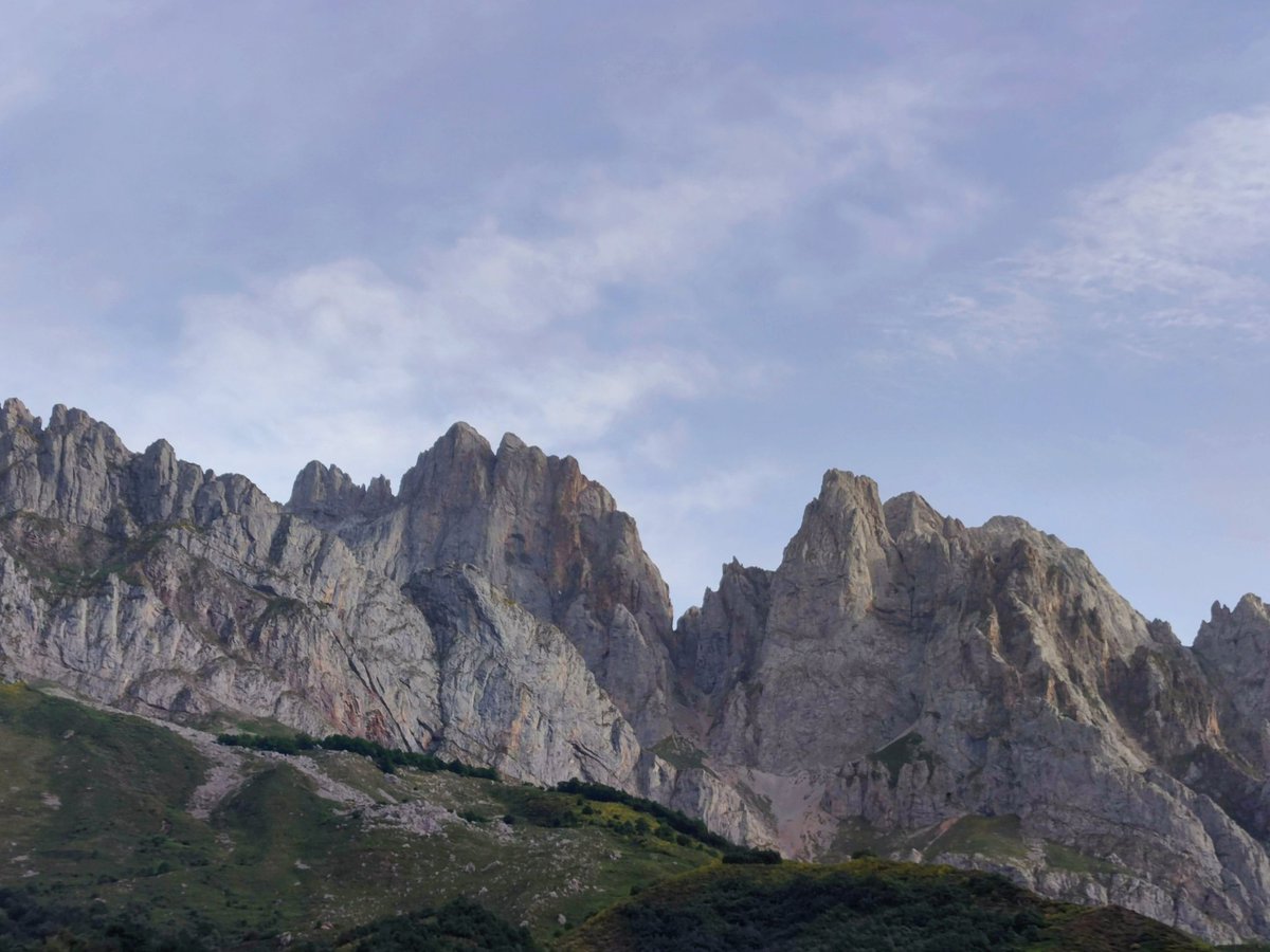 BSensamat's tweet photo. Difficile de ne pas être en admiration devant un tel panorama quand on va attaquer une journée de randonnée du côté des Picos de Europa. Le massif le plus élevé de la cordillère de la Cantabrique 🏔️😍 #wevan #Espagna #cantabrique #Asturias https://t.co/FdPJGKbqp9