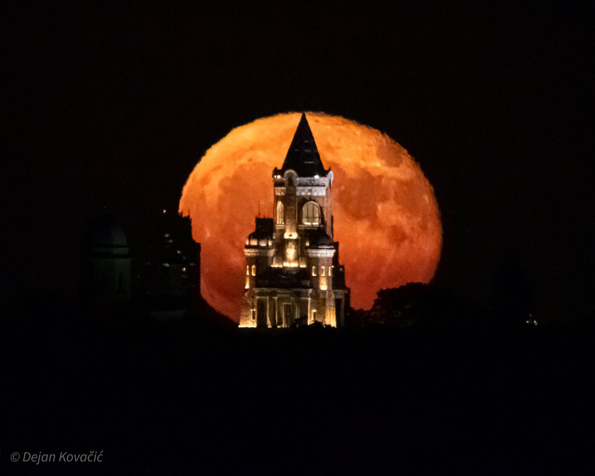 DejanKovacic79's tweet photo. Godinu dana planiranja, cekanja, vracanja i to je to. Namikerio sam ga. Misija zavrsena, Jul dosao ranije 😉
#Beograd #Zemun #Moon https://t.co/wqTdj32vQM