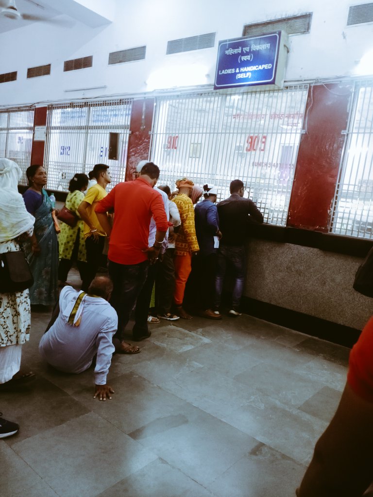 sushilkumarka15's tweet photo. वाराणसी कैंट स्टेशन के रिजर्वेशन काउंटर 909 नंबर  बुजुर्ग लाइन में लगकर काफी देर तक खड़ा रहा उसके बाद थकावट महसूस होने पर जमीन पर ही बैठ गए कृपया भविष्य में सीटिंग चेयर की व्यवस्था की जाए https://t.co/I2nWm2oRFs