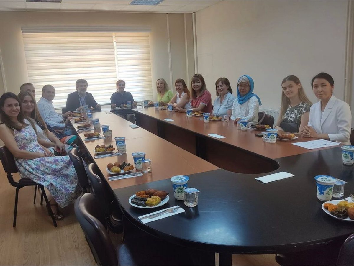 Üniversitemiz <a href="/DEU_SBE/">DEÜ Sosyal Bilimler Enstitüsü</a> ile yürütülen proje kapsamında Kazakistan Toraighyrov Üniversitesi doktora öğrencilerine <a href="/DEU_IRO/">DEU INTERNATIONAL</a> olarak, hoş geldiniz dedik. 
<a href="/DEU_SBE/">DEÜ Sosyal Bilimler Enstitüsü</a> ile bu işbirliği modelini diğer alanlarda ve ülkelerde geliştirmek için fikir alışverişinde bulunduk. 
<a href="/universitemDEU/">Dokuz Eylül Üniversitesi</a>