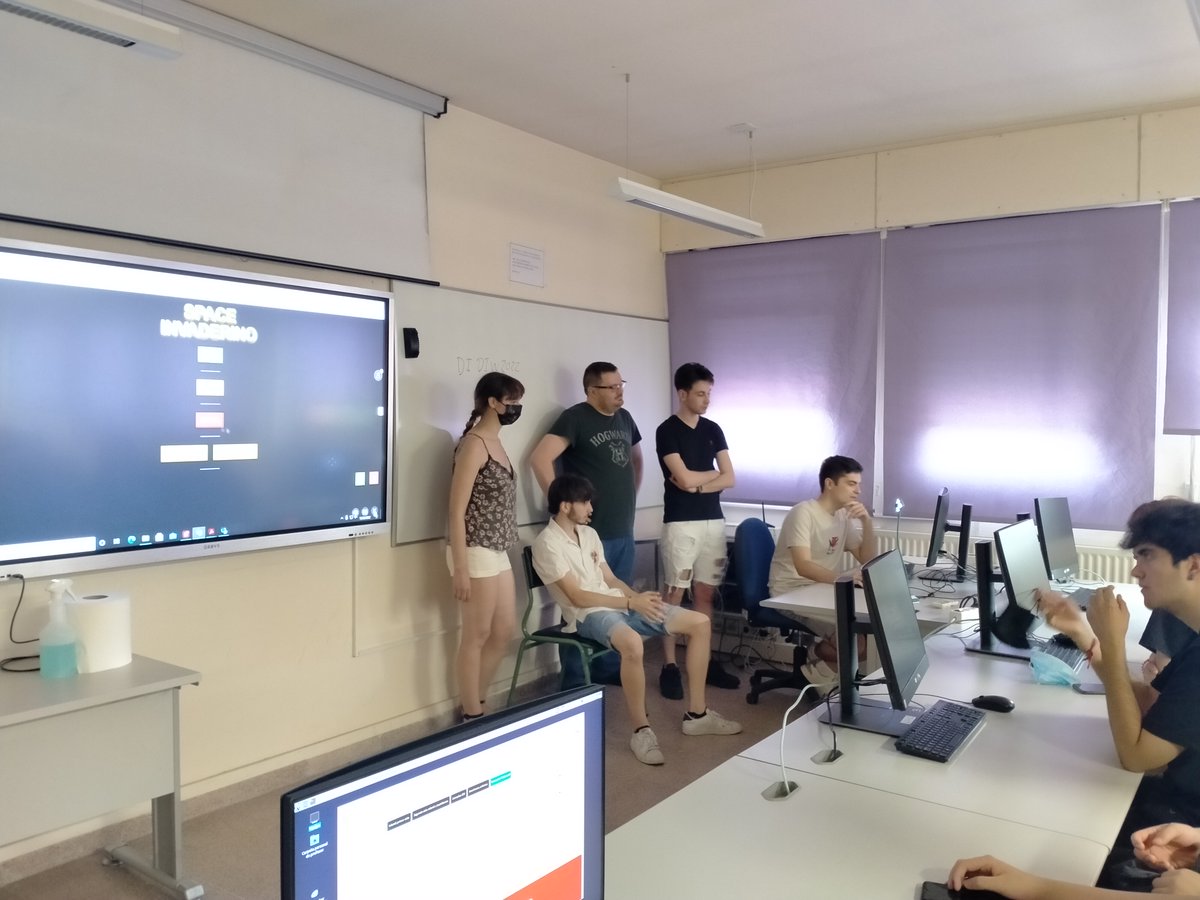 Los alumnos de DA2D1E impartieron un taller sobre "Cómo programar tu propio juego" en la jornada de puertas abiertas del <a href="/iesClaraDelRey/">IES Clara del Rey</a>. Hubo asistentes en el aula y otros online. Ha sido una grandísima experiencia. Muchas gracias a Alejandro, Ekaterina, Felipe, Sergio y Tony.