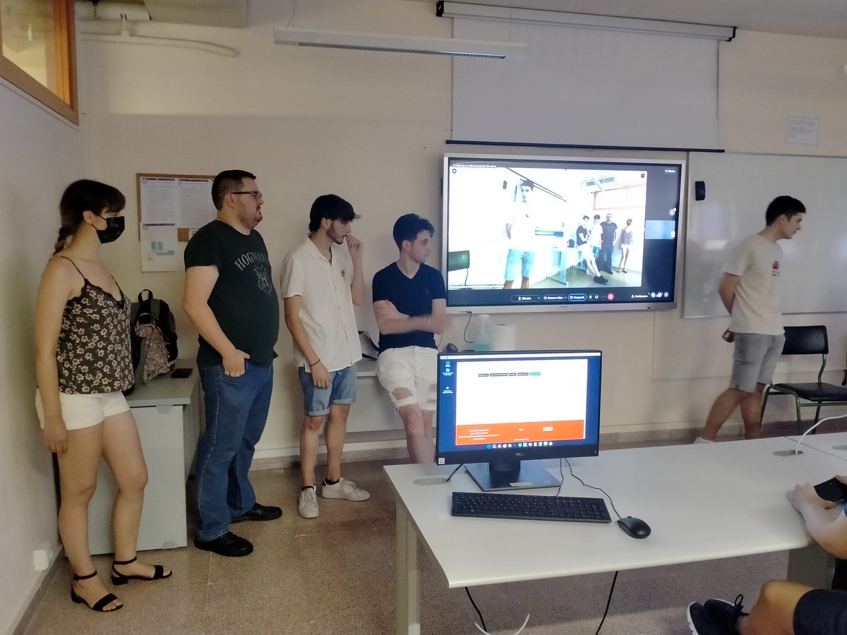 sbaezfedu's tweet photo. Los alumnos de DA2D1E impartieron un taller sobre "Cómo programar tu propio juego" en la jornada de puertas abiertas del @iesClaraDelRey. Hubo asistentes en el aula y otros online. Ha sido una grandísima experiencia. Muchas gracias a Alejandro, Ekaterina, Felipe, Sergio y Tony. https://t.co/OCbkrUsZzK