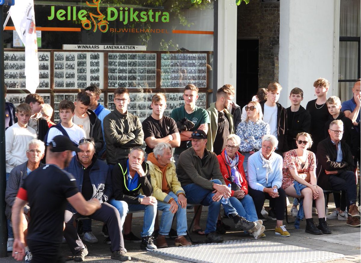Mooie 2e omlooppartijen op de woensdag in veel groepen - lanenkaatsen.nl/?p=2170 - 
Wederom een heerlijk avondje op de Lanen. Voor het publiek was het goed toeven op de bankjes langs de perken. Het bleef lang aangenaam. Sluierbewolking zorgde voor niet al te veel hinder voor h...