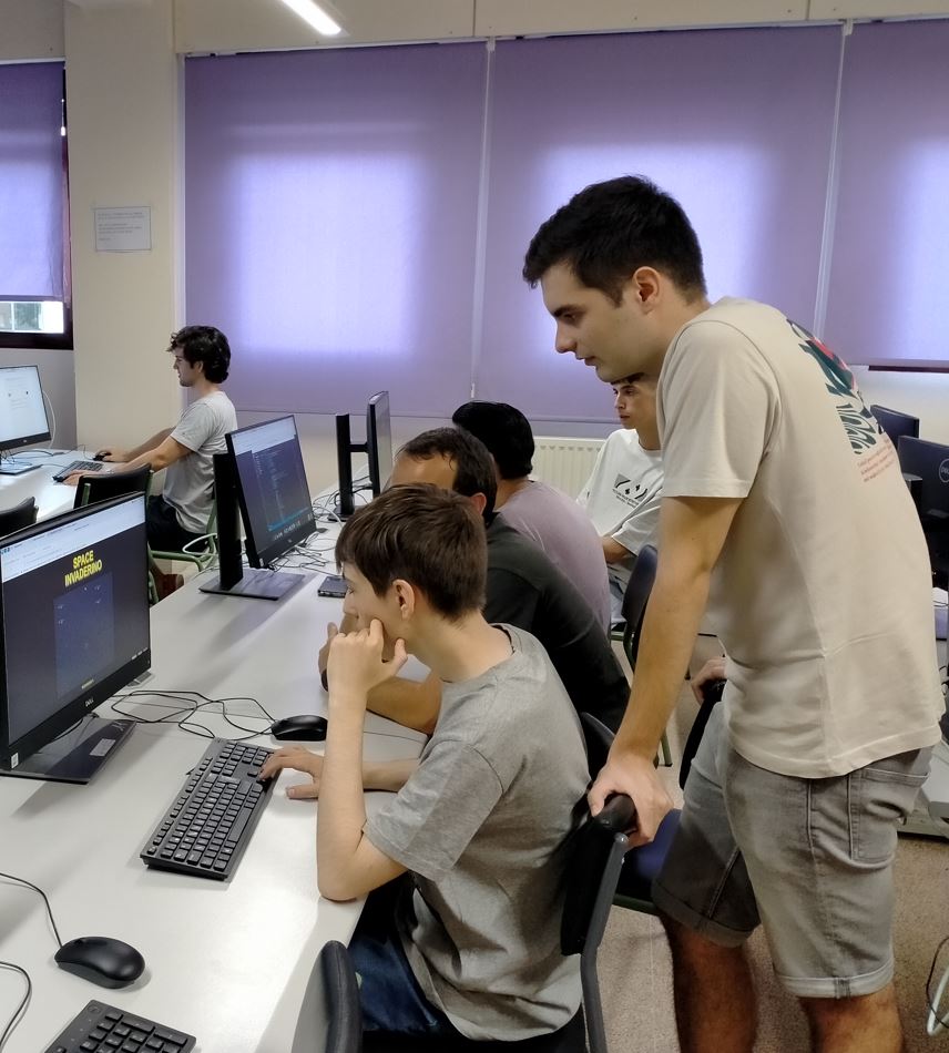 Y siempre atentos y listos para ayudar y resolver cualquier duda. Yo en mi empresa querría a gente así. Con todo aprobado en la ordinaria muchos querrían ya vacaciones. Sin embargo, han estado haciendo un trabajo excelente y el resultado no ha podido ser mejor. ¡Encima a 40º!