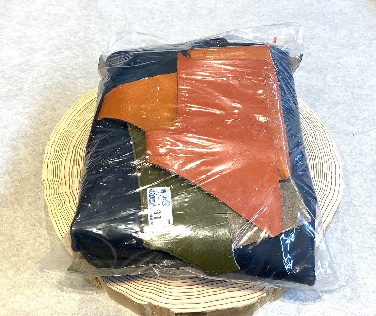 fab_bestliving's tweet photo. 国内最高級皮革として知られる栃木レザーのハガワパックが入荷しました🙂
1袋800~900g入りで2200円と大変お買い得です。カードケースやコインケースなどレザークラフトにうってつけです⚒
.
#creativebasefab #ベストリビング #ソファ #オーダーソファ #日田ソファ #日田家具 #栃木レザー https://t.co/hZytftVJ4A