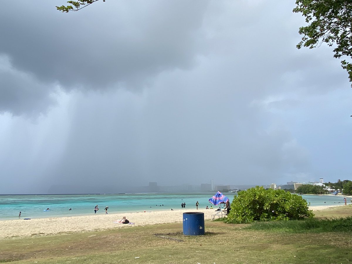 手前は晴れ、奥は大雨 グアムあるある