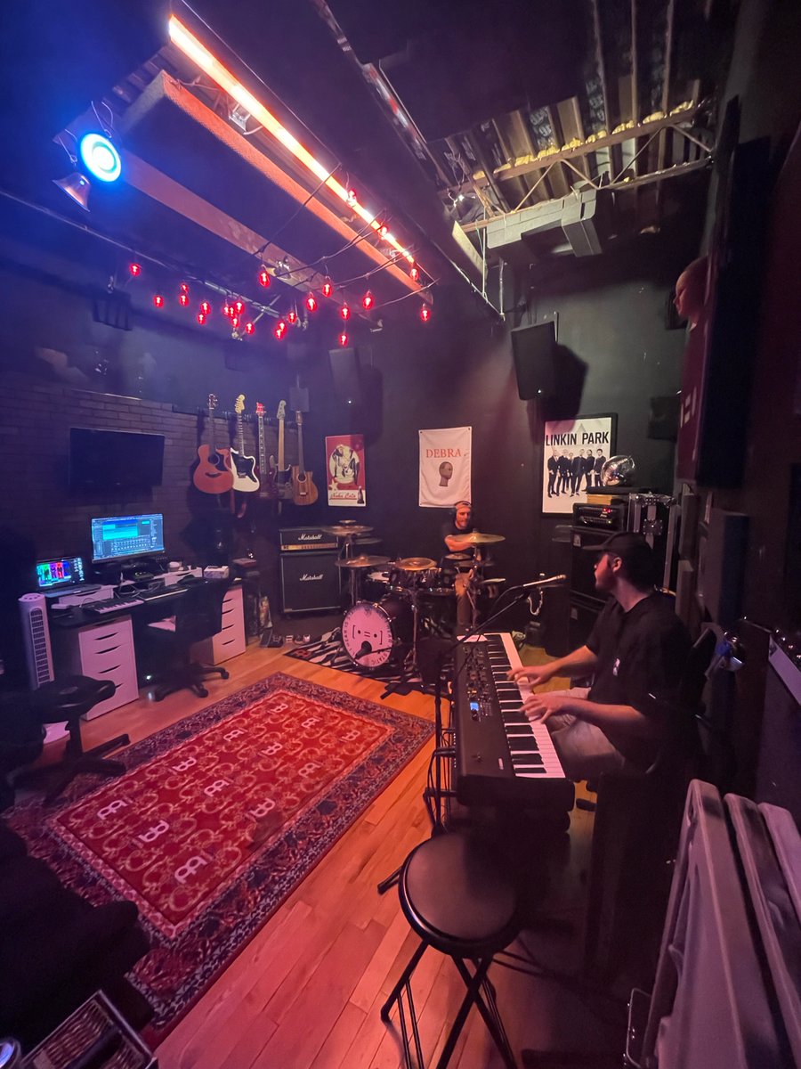 AIHISmusic's tweet image. Take a step into our office ✌️[•=•]