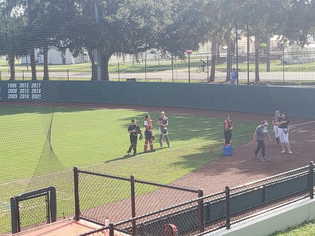 Elena Medel tweet media