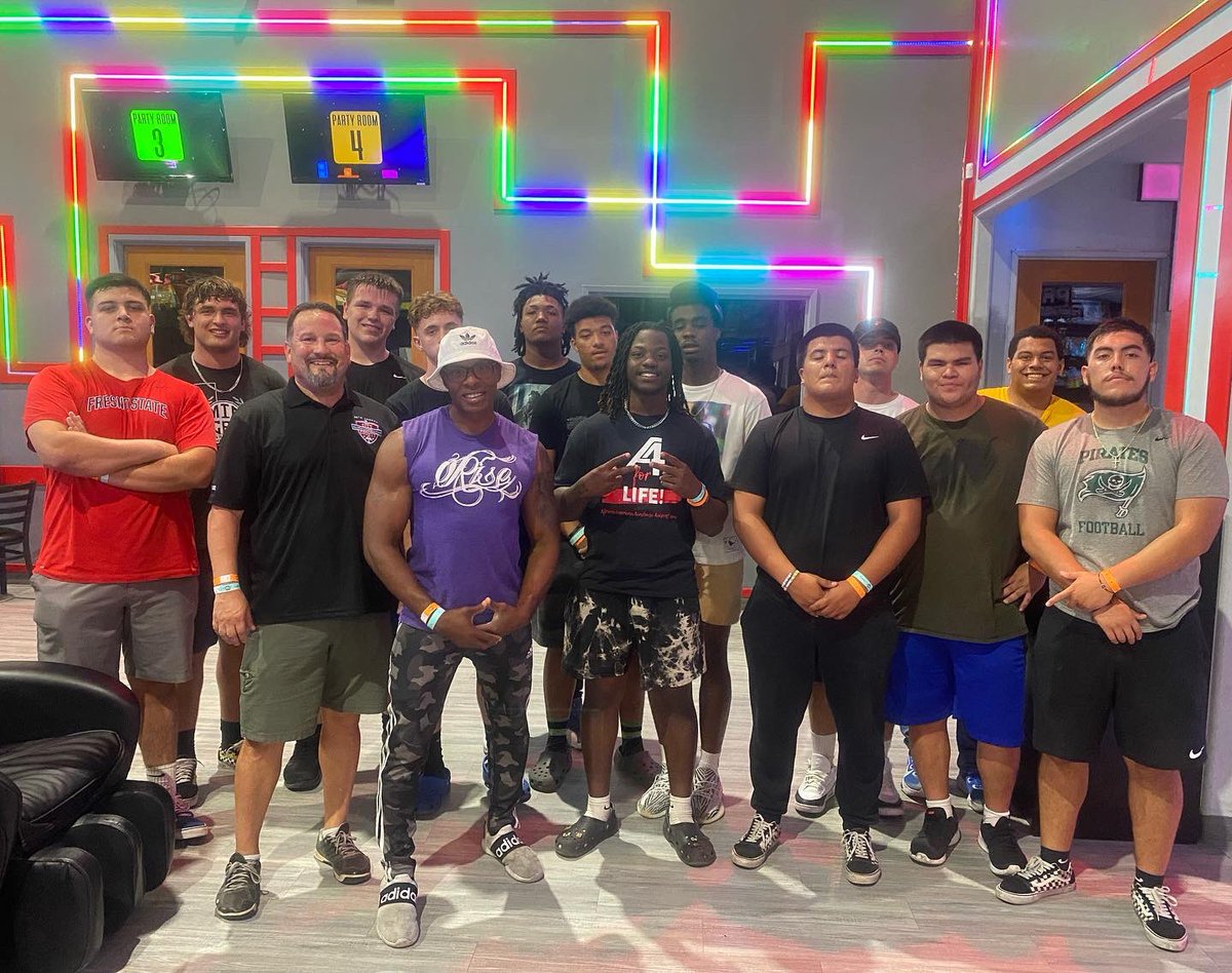 ccallstarfresno's tweet photo. Some of the All-Star were treated to pizza, drinks and a couple games of Laser Tag THANKS to one our sponsors No Surrender Adventure Park and Laser Tag in Clovis  They had a great time and really appreciated the service, food, laser tag and the little extras. #nosurrenderlasertag https://t.co/qLcxahjCyu